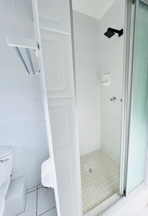 シャワー、ヘアドライヤー、タオル、石鹸