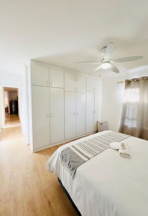 4 slaapkamers, een kluis op de kamer, een strijkplank/strijkijzer