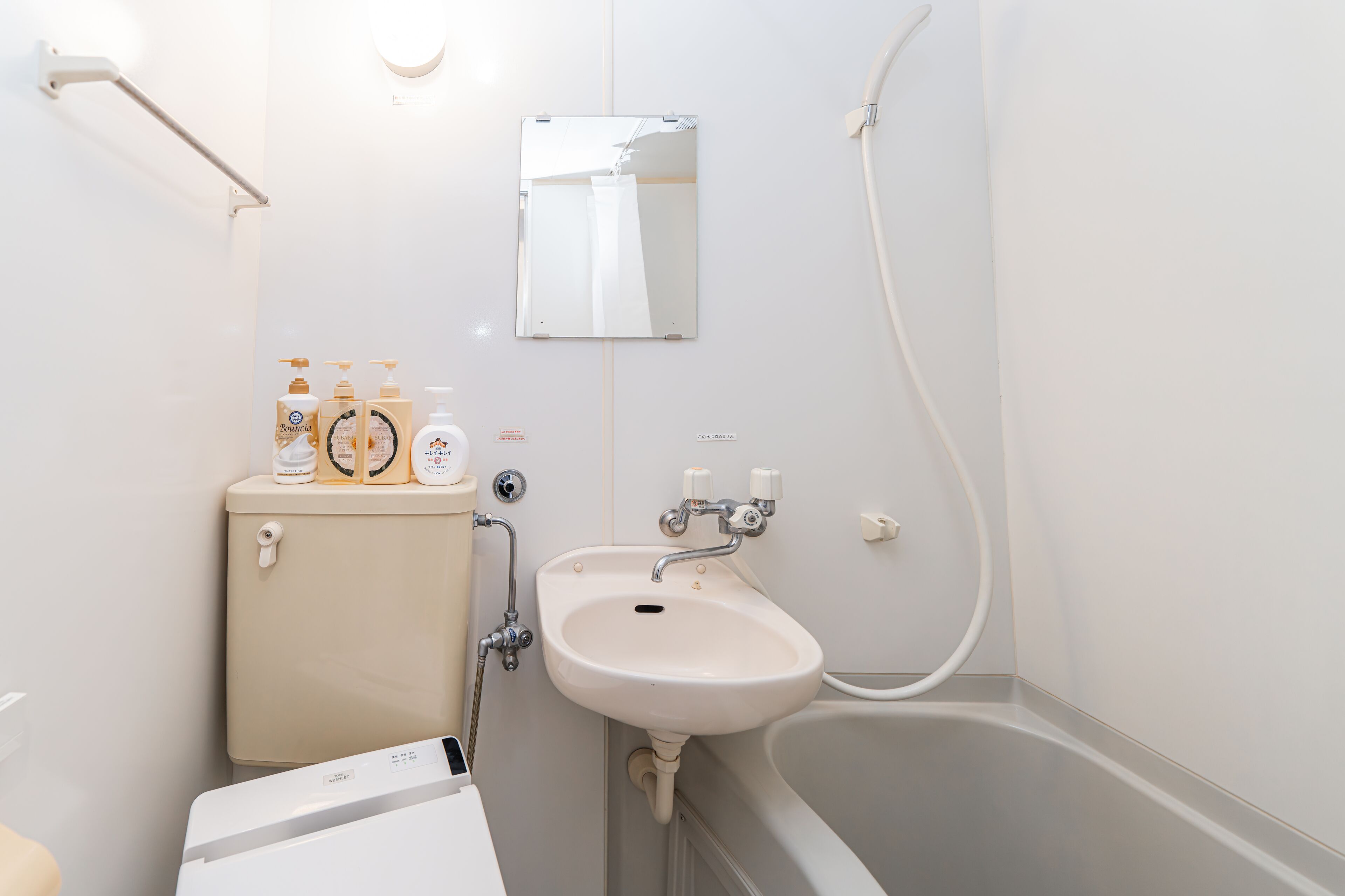 Un baño con inodoro, lavamanos y bañera.