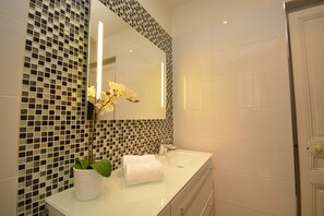 Sèche-cheveux, serviettes fournies, savon, papier toilette