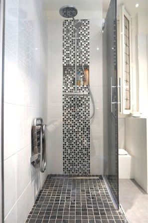 Haartrockner, Handtücher, Seife, Toilettenpapier