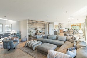 Smart TV, fireplace, books, offices - Welcome to the epitome of lakeside luxury. (Cotswolds)