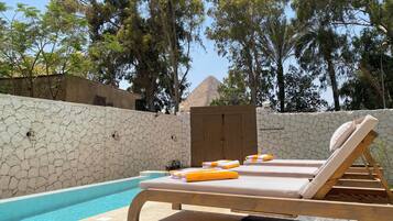 Piscine extérieure, parasols de plage, chaises longues