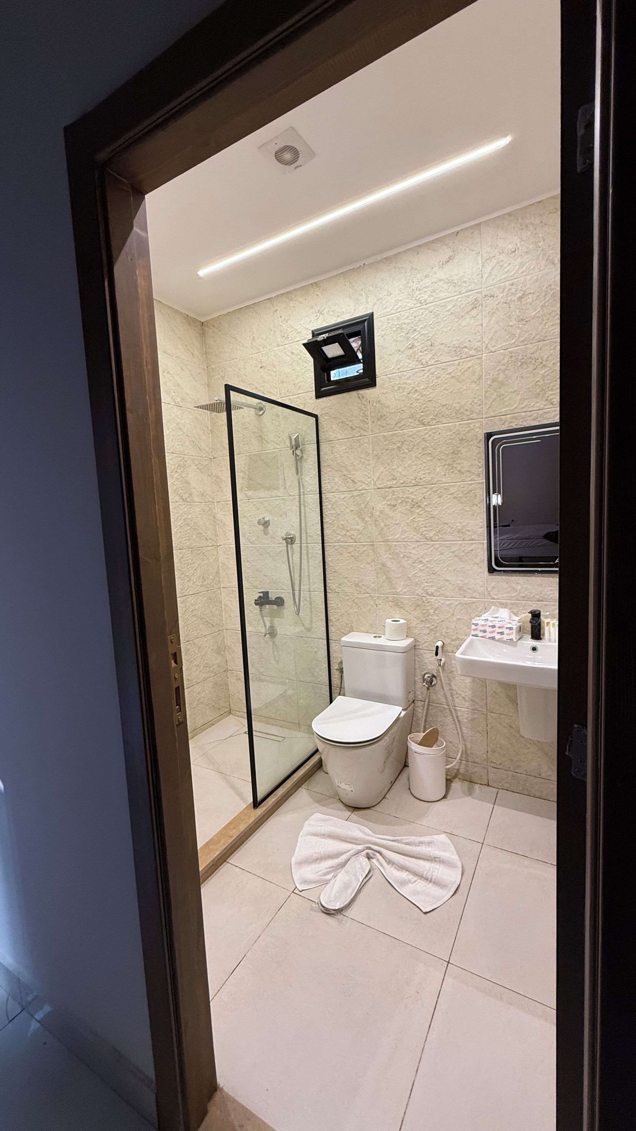 Komfortbadewanne, kostenlose Toilettenartikel, Haartrockner, Bademäntel