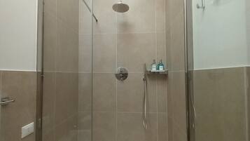 淋浴设施、环保洗浴用品、吹风机、坐浴桶