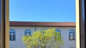 Unclassified image, 2 of 16, button - Ca'Foulard3: a dip in the blue (Cernusco sul Naviglio)