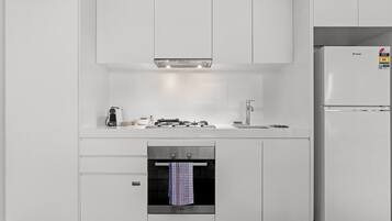 Réfrigérateur, micro-ondes, four, plaque de cuisson