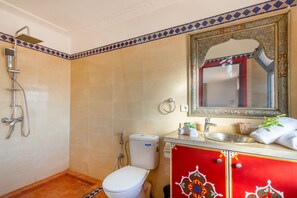 Bruser, hårtørrer, bidet, håndklæder