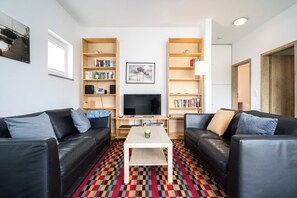 TV, livros, aparelho de som