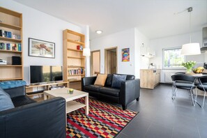 TV, livros, aparelho de som