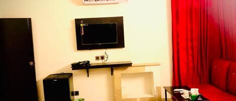 Basic Triple Room | Living area | Flat-screen TV