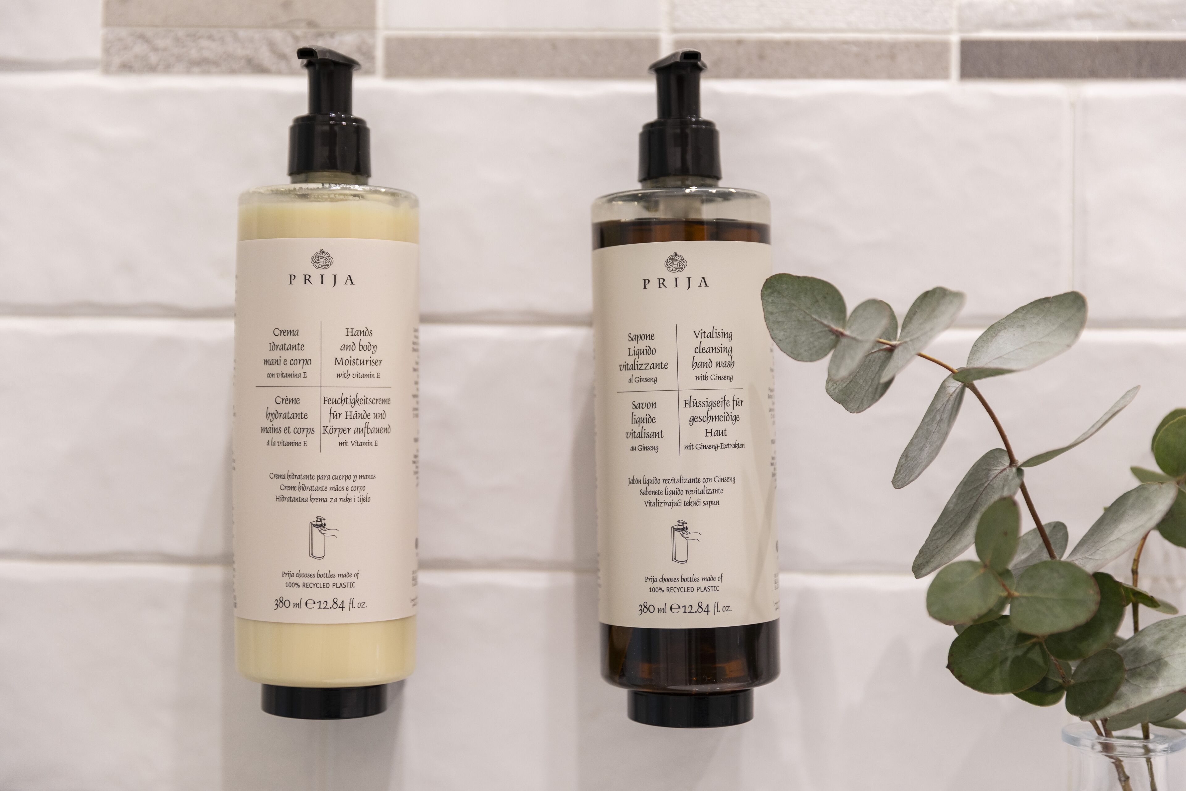 Deluxe Room | Bathroom | Free toiletries, hair dryer