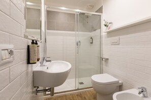Habitación Deluxe | Baño | Artículos de higiene personal gratuitos y secador de pelo