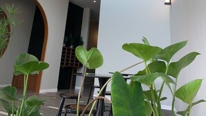 Un vaste espace intérieur doté d’une mezzanine, de grandes fenêtres et d’un éclairage moderne.