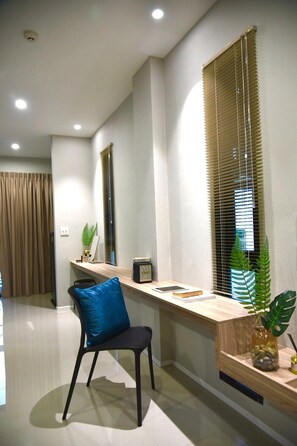 Gratis produkter i minibar, skrivbord, ljudisolering och sängkläder