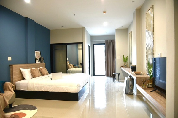 Minibar (free items), desk, soundproofing, bed sheets
