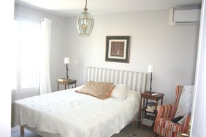 4 bedrooms, desk, iron/ironing board, travel cot - "villa du Golfe" 4 Chambres, Piscine, Clim, Wifi (La Ciotat)