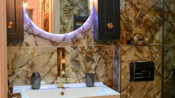 Regadera, secadora de cabello, toallas, jabón