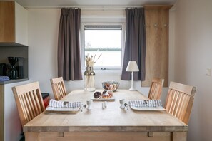 Dining - Ostseechalet Seestern - direct sea view, covered terrace, parking, Wi-Fi (Gelting)