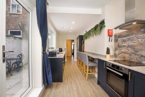 Kjøleskap, mikrobølgeovn, ovn og oppvaskmaskin