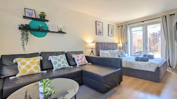 4 bedrooms, desk, iron/ironing board, free WiFi