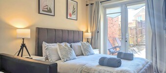 Spacious 4-bedroom, 3-bath property close to Liverpool city centre, featuring a fully equipped kitchen, bright living room, garden, and free on-street parking. Perfect for families, contractors, or groups seeking comfort and convenience.