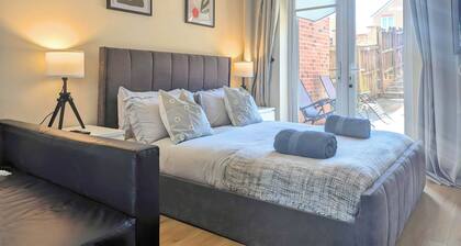 Spacious 4-bedroom, 3-bath property close to Liverpool city centre, featuring a fully equipped kitchen, bright living room, garden, and free on-street parking. Perfect for families, contractors, or groups seeking comfort and convenience.