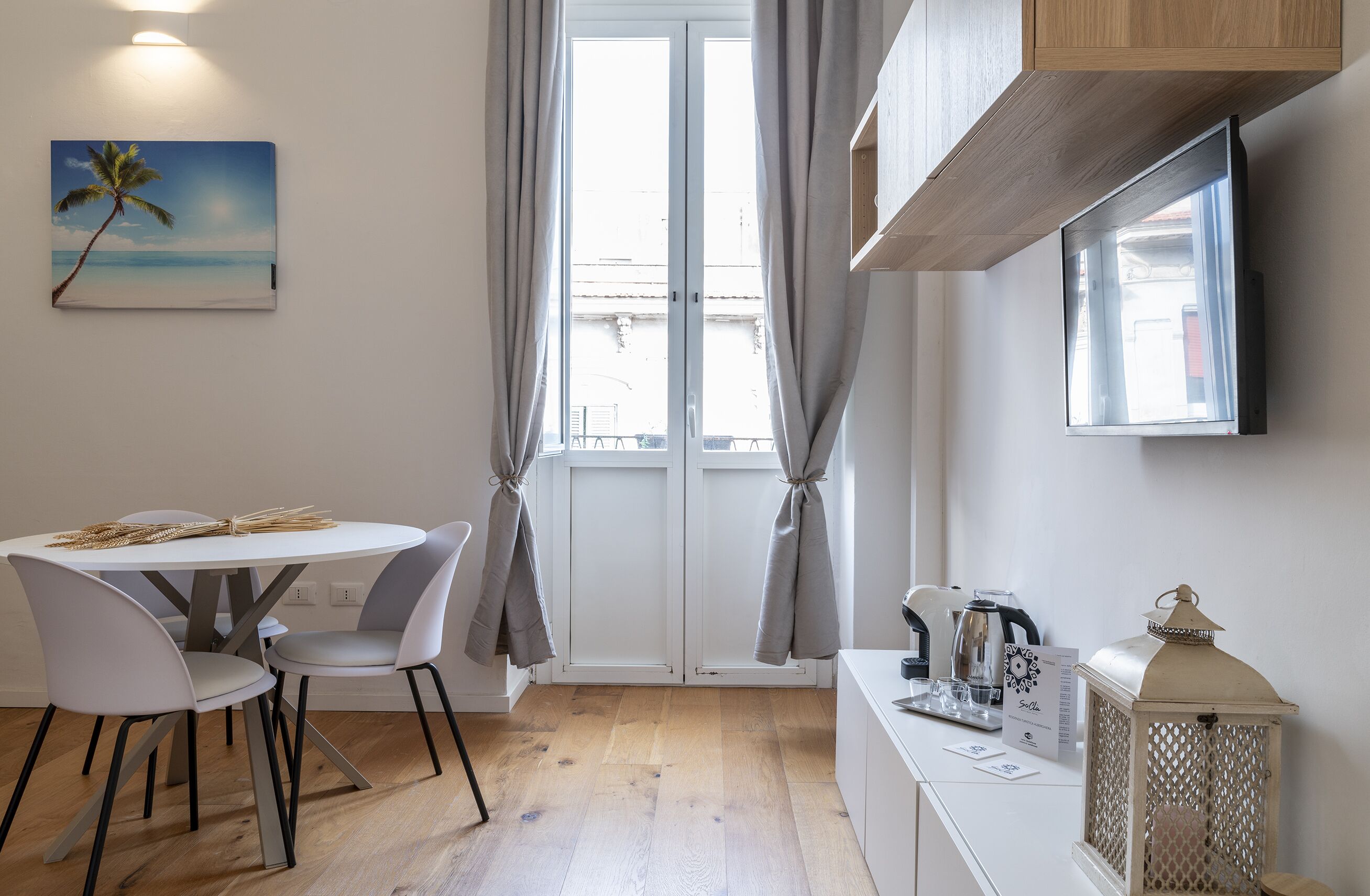 Appartement Deluxe, 2 chambres, salle de bains privée, niveau Exécutif | Coin séjour | TV connectée de 24 pouces avec chaînes numériques