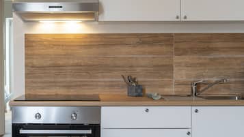Departamento Deluxe, 2 habitaciones, baño privado, piso ejecutivo | Cocina privada | Cafetera y tetera, tetera eléctrica y comedor