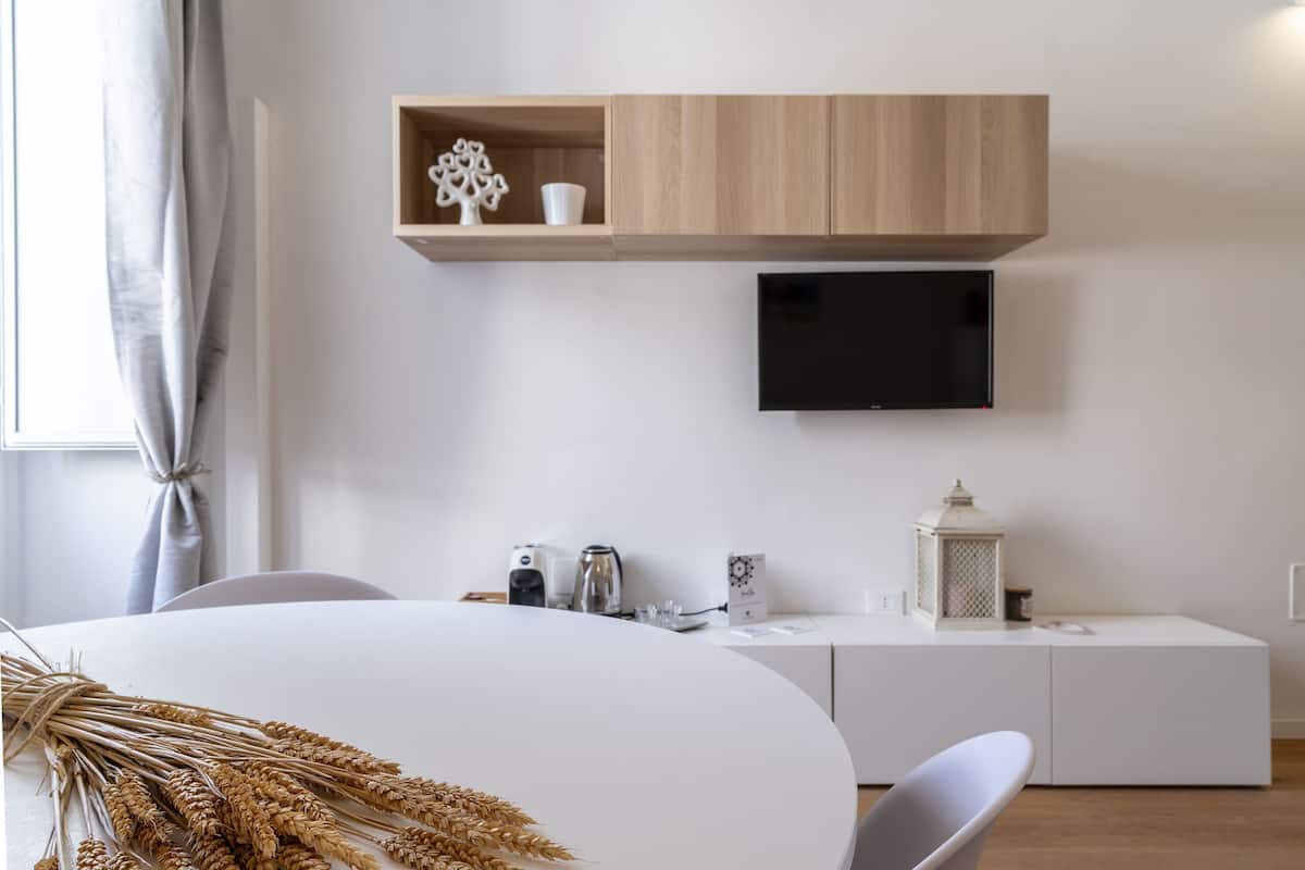Deluxe-Apartment, 2 Schlafzimmer, eigenes Bad, Executive-Etage | Wohnbereich | 24-Zoll-Smart-TV mit Digitalempfang