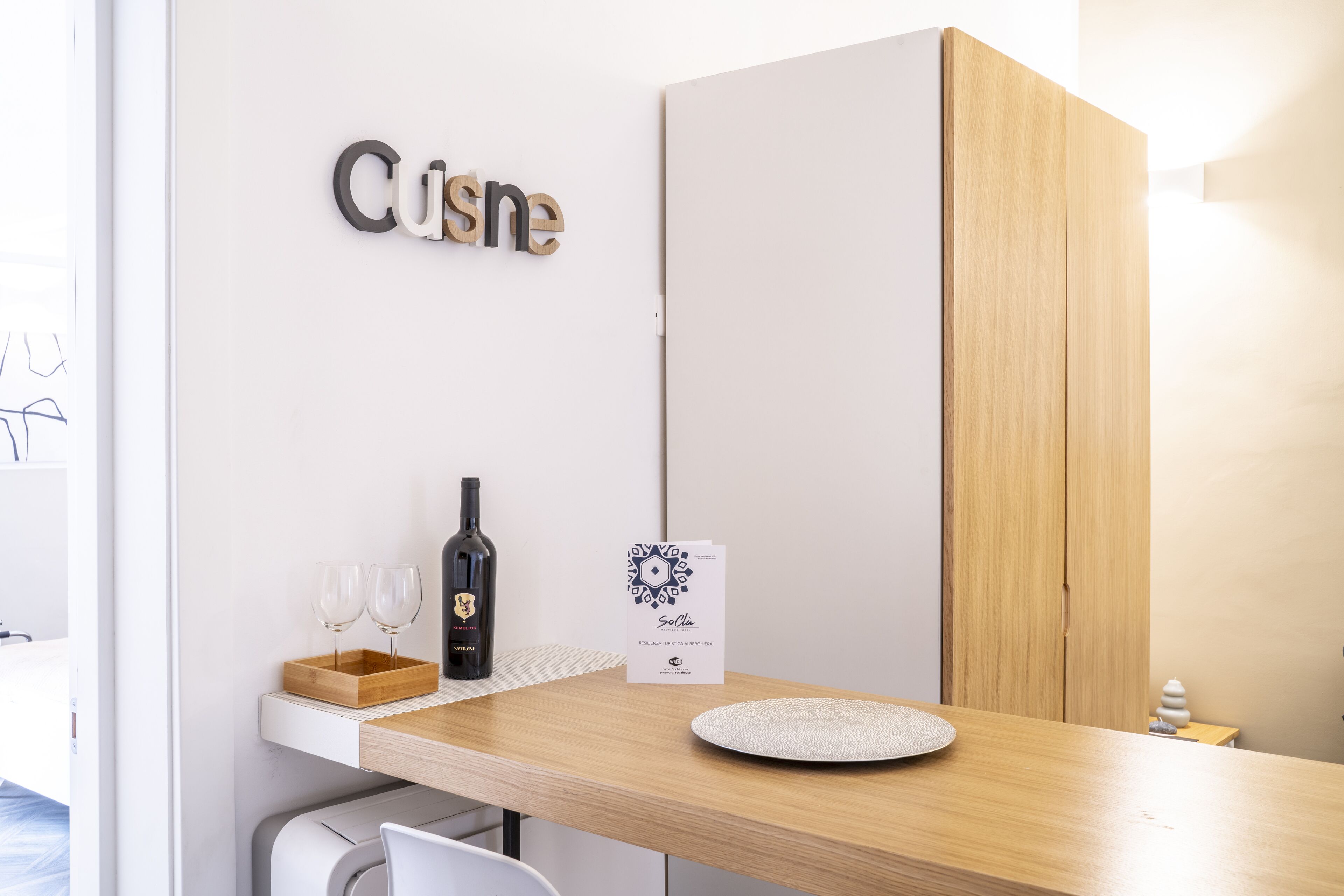 Phòng Suite truyền thống, phòng tắm riêng, quang cảnh thành phố | Khu phòng khách | Smart TV 24-inch có truyền hình kỹ thuật số 