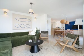 Smart TV, fireplace - Casa Felicidade, luxury villa near the centre with private pool and tennis court (Carvoeiro)