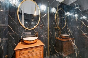 Appartement Classique | Salle de bain | Douche, sèche-cheveux, serviettes fournies, papier toilette