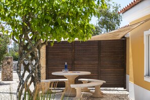 تناول الطعام بالخارج