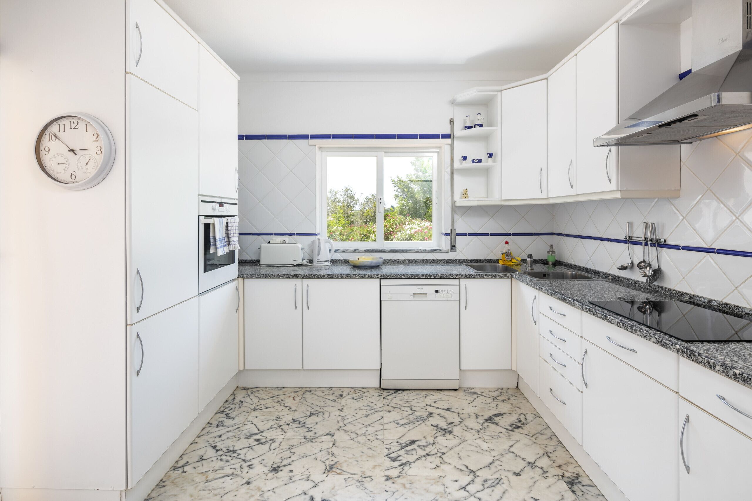 Kylskåp, mikrovågsugn, ugn och diskmaskin