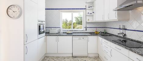 ثلاجة، ميكروويف، فرن، موقد طهي مسطح