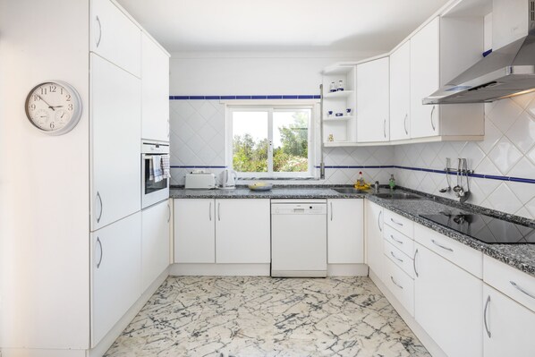 ثلاجة، ميكروويف، فرن، موقد طهي مسطح