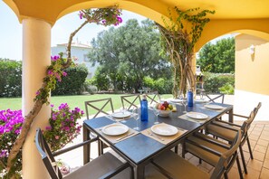 Outdoor dining - Villa Vale Verde, villa with private pool close to beaches and tennis club. (Carvoeiro)