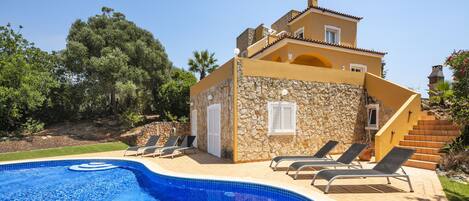 Lämmitetty uima-allas