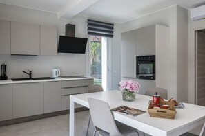 Kühlschrank, Ofen, Geschirrspüler, Wasserkocher mit Kaffee-/Teezubehör