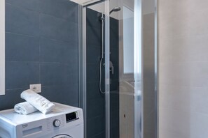 Dusche, Haartrockner, Bidet, Handtücher