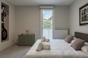 2 bedrooms, desk, iron/ironing board, travel cot - BADNESSES 1 (Desenzano del Garda)