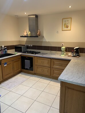 Kjøleskap, mikrobølgeovn, ovn og kokeplater