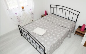 3 bedrooms, travel crib, free WiFi, bed sheets