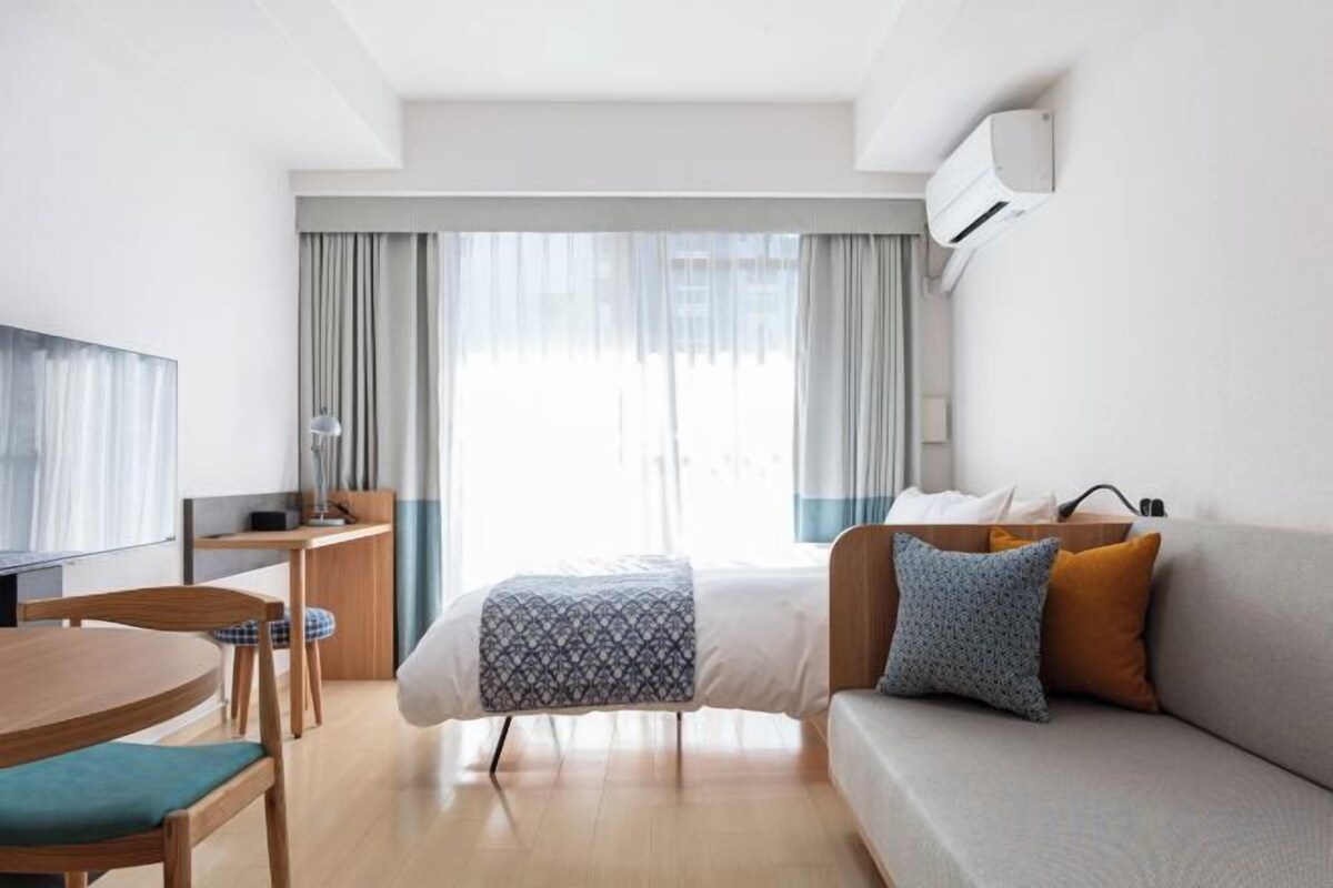 Matelas mémoire de forme, coffres-forts dans les chambres, bureau