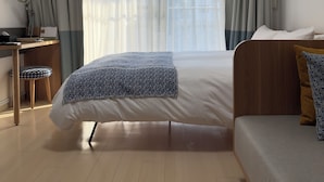 Kamar Double, Bebas Asap Rokok, dapur kecil (Check-in by 10 PM / No Daily Cleaning) | Busa memori, brankas, meja kerja, dan ruang kerja ramah laptop