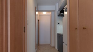 Kamar Twin, Bebas Asap Rokok, dapur kecil (No Daily Cleaning/futon for 3rd guest) | Busa memori, brankas, meja kerja, dan ruang kerja ramah laptop