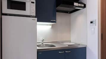 電冰箱、微波爐、鍋具/餐盤/廚房用品、清潔用品