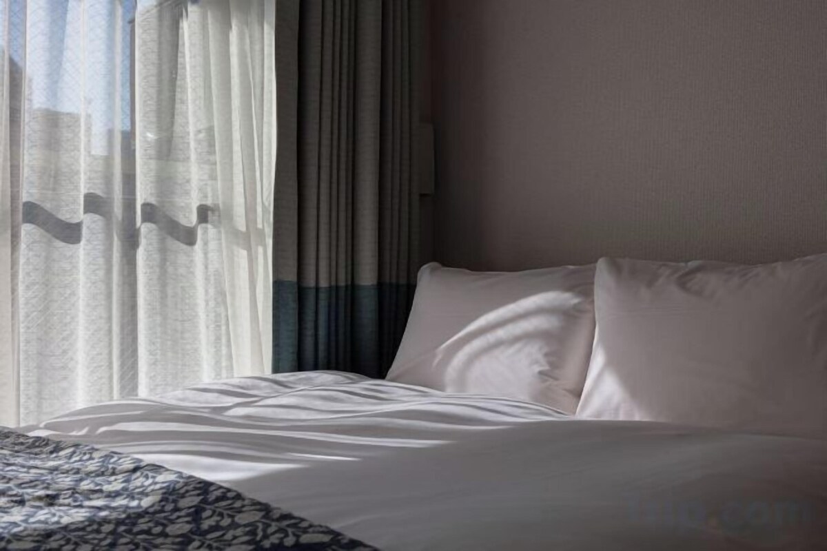 Memory foam beds, in-room safe, desk, laptop workspace