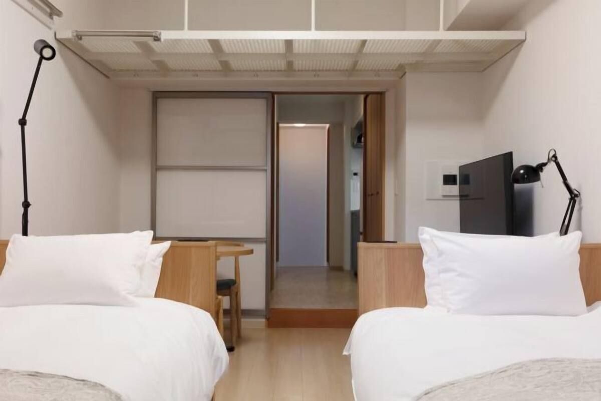 Betten mit Memory-Foam-Matratzen, Zimmersafe, Schreibtisch